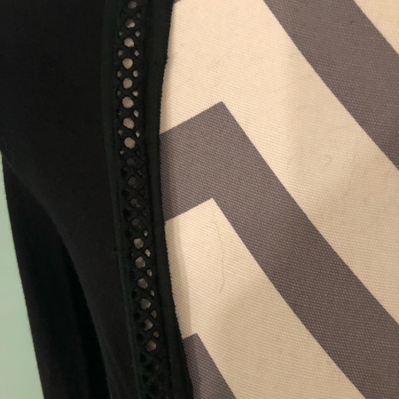 One piece - Picture 2 of 5